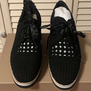 New in box Donald Pliner womens woven Black shoes